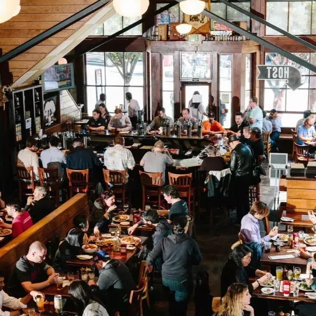 Los clientes comen y beben dentro de la cervecería 21st Enmienda en San Francisco.