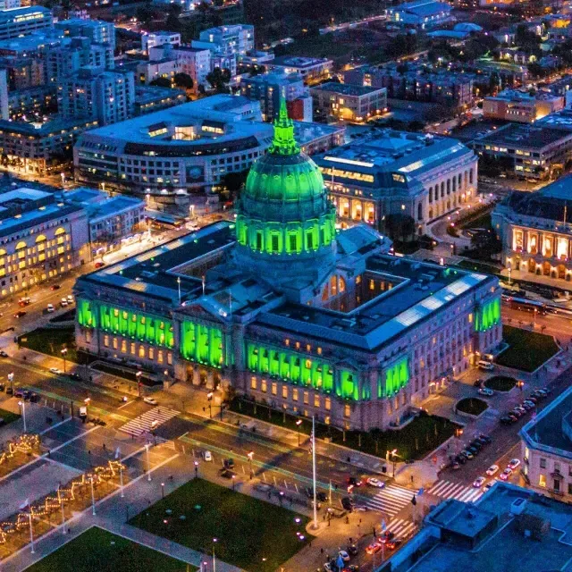 El Ayuntamiento se iluminó por el Día de San Patricio