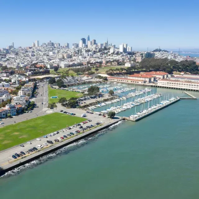 Aérea de Fort Mason con el horizonte de 威尼斯人官网平台app en la distancia.