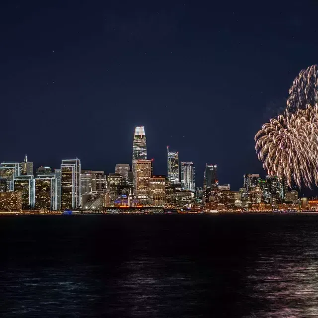 Los fuegos artificiales explotan sobre el horizonte de la ciudad de 威尼斯人官网平台app.