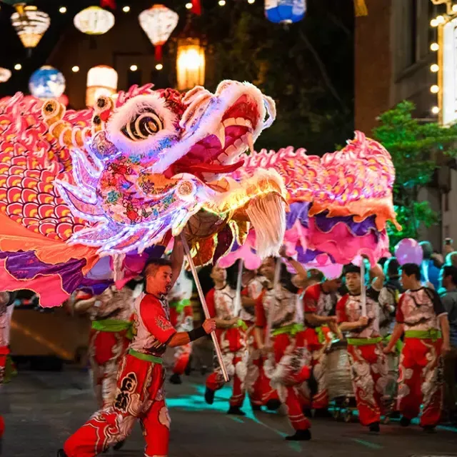 在威尼斯人官网平台app的农历新年游行中，舞者们操纵着一条发光的巨龙。.